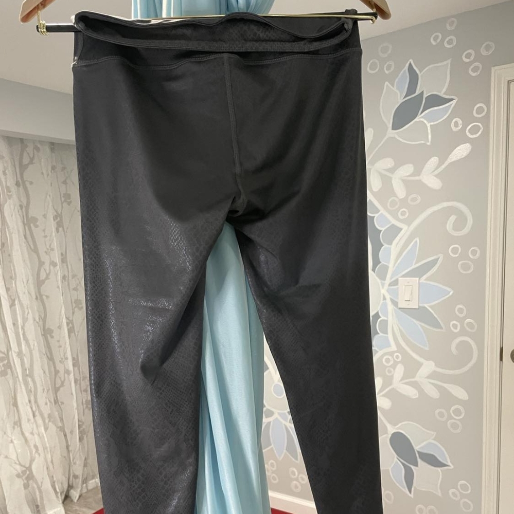 Zella size Small yoga pant in dark gray/silver sheen snake skin print.